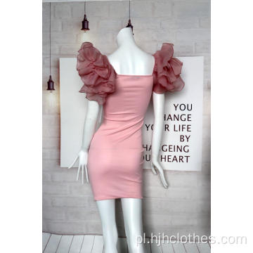 Różowa damska sukienka z dekoltem w szpic i rękawami z organzy